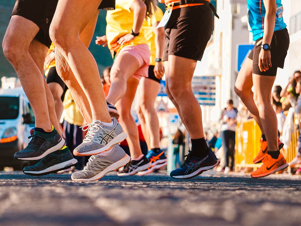 Trainen voor 10 km hardlopen vraagt een mix van snelheid en uithoudingsvermogen.