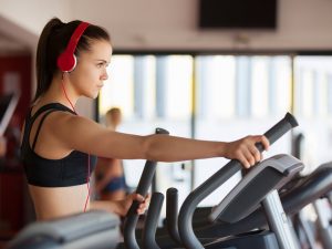 Fit met fitness: sterke spieren met crosstrainer